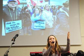 Sängerin von Querbeat auf dem Solifest für die XXXL-KollegInnen am 16. März. Foto: Foto: Helmut-Roos@web.de