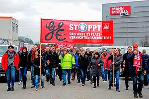 Auf Initiative der IG Metall solidarisieren sich 300 GE-KollegInnen am 4. Februar mit der entlassenen Belegschaft von XXXL in Mannheim. Foto: helmut-roos@web.de