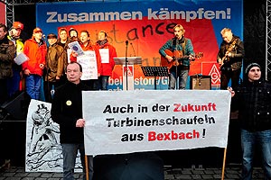 Bei der anschließenden Kundgebung auf dem Marktplatz spielt auch der Mannheimer Musiker Hans Reffert (auf der Bühne rechts), der bald danach tragisch ums Leben kommt. Foto: helmut-roos@web.de