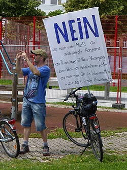 Weniger Zuspruch als erhofft fand die Demo gegen TTIP & Co. in Mannheim am 27. Juni. Dennoch eine gute und kreative Aktion. Foto: Avanti²