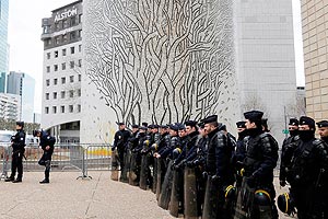 Die Bosse lassen sich schützen – am 08. April in Paris. Foto: Avanti²