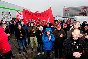 Auf Initiative der IG Metall solidarisieren sich 300 GE-KollegInnen am 4. Februar mit der entlassenen Belegschaft von XXXL in Mannheim. Foto: Avanti²