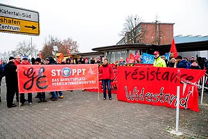 Bei GE Mannheim schützt am 05. Dezember eine Menschenkette symbolisch das Käfertaler Werk. Foto: helmut-roos@web.de