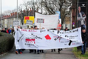 Am 7. März zeigen sich auch XXXL-Beschäftigte solidarisch mit  der Protestaktion der GE-Belegschaft am Werkstor 6. Foto: helmut-roos@web.de