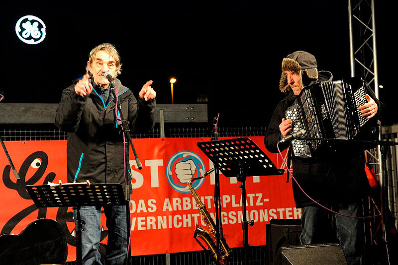 Musikalisch unterstützen Bernd Köhler und Laurent Leroi den „Lichterlauf“ gegen GE-Pläne am 13. Januar 2017. Foto: helmut-roos@web.de