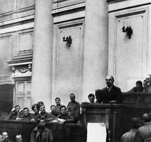 Lenin hält im Taurischen Palais in Petrograd eine Rede vor dem Petrograder Sowjet. (4. April 1917 nach julianischem / 17. April 1917 nach gregorianischem Kalender). Aprilthesen, Foto: Gemeinfrei