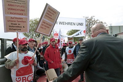 Protestaktion gegen Arbeitsplatzabbau bei Freudenberg in Weinheim, 27. April 2017. Foto: Avanti².