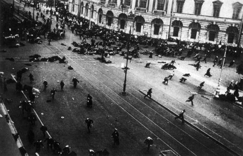4. Juli 1917, Petrograd, Newski-Prospekt: Regierungstruppen schießen Demonstranten mit Maschinengewehren nieder. Foto: Wikipedia, gemeinfrei.