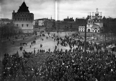 Kundgebung der Arbeiter- und Soldatenräte auf dem Verkündigungsplatz in Nischni Nowgorod. Oktober 1917. Foto: Wikipedia, Gemeinfrei.