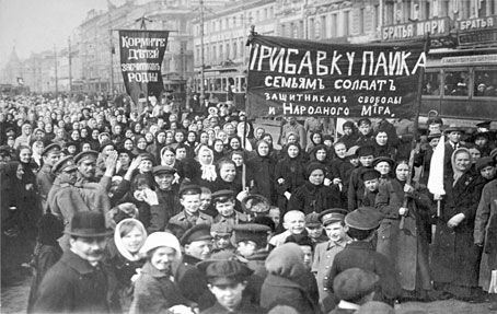 Demonstration von Arbeiterinnen und Arbeitern der Putilow-Werke am 8. März (23. Februar) 1917.  Foto: Gemeinfrei.  100 Jahre russische Februarrevolution war das Thema unserer ISO-Abendveranstaltung am 24.03.2017.
