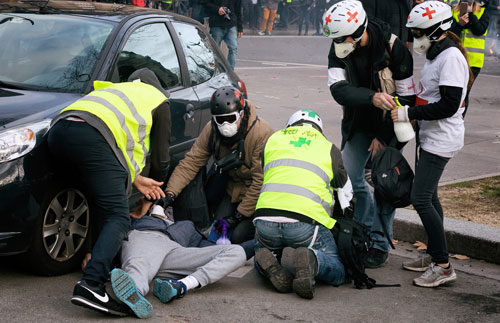 DemosanititäterInnen versorgen einen Verletzten in Paris, 9. Februar 2019 (Foto: Copyright Photothèque Rouge Martin Noda.)