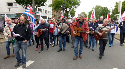 Engagiertes Singen von Liedern der ArbeiterInnenbewegung am 1. Mai 2018 in Mannheim (Foto: Avanti²)