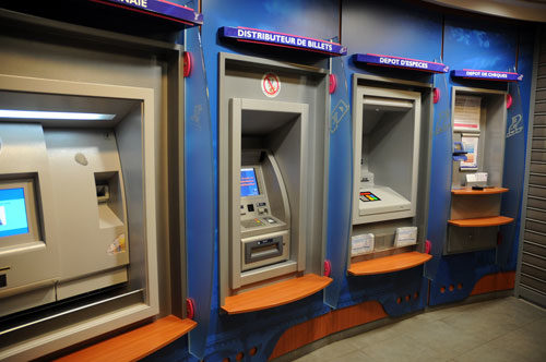 Geldautomaten (Schaufensterpuppe (Copyright Photothéque Rouge MILO)