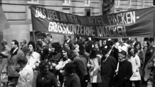 "Das Übel an der Wurzel packen - Großkonzerne knacken". Transparent bei einer Demonstration 1969 (Abbildung: Screenshot einer Dokumentation über die „wilden“ Streiks Ende der 1960er Jahre)