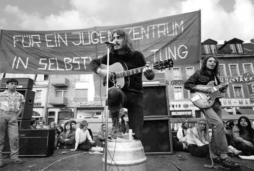 Bernd Köhler beim Solikonzert für das JUZ, Mannheim 1971 (Foto: Willi Hölzel)