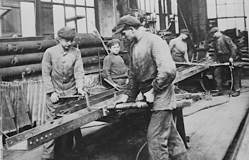 Nietarbeiten in einer Fabrik um 1920 (Foto: Privatarchiv)