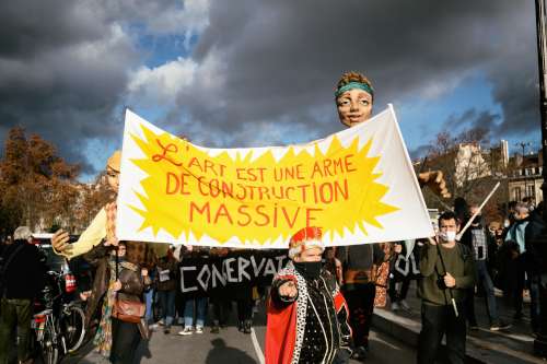 „Die Kunst ist eine Waffe der massiven Gestaltung“ - Demo für die Wiedereröffnung der Kulturräume in Paris, 15.12.2020 (Foto: Copyright  Photothèque Rouge Martin Noda-Hans Lucas)
