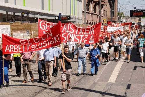 Protestaktion der Alstom-Belegschaft in Mannheim mit Generalstreik-Transparent, 30. Mai 2010. (Foto:  helmut-roos@web.de.)