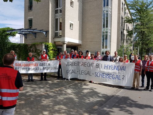 Protest gegen BR-Mobbing vor dem Arbeitsgericht Darmstadt, 8. August 2019. (Foto: Privat.)