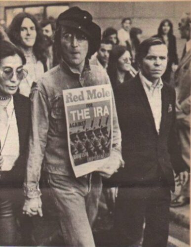 John und Yoko bei einer Irland-Demo in London, August 1971 (Foto: Red Mole vom 1. September 1971).