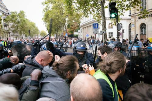 Polizei gegen CGT in Paris, 18. Oktober 2022. (Foto: Martin Noda / Hans Lucas.)