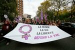 Solidarität mit dem Aufstand der Frauen im Iran auf der Pariser Demo gegen sexuelle und sexistische Gewalt, 19. November 2022. Foto: Martin Noda / Hans Lucas.