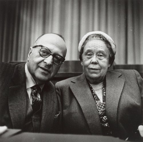 Max Horkheimer mit Rose Riekher beim 1. Kulturkritiker-Kongress in München, 1958.  (Foto: Barbara Niggl Radloff, CC BY-SA 4.0.)