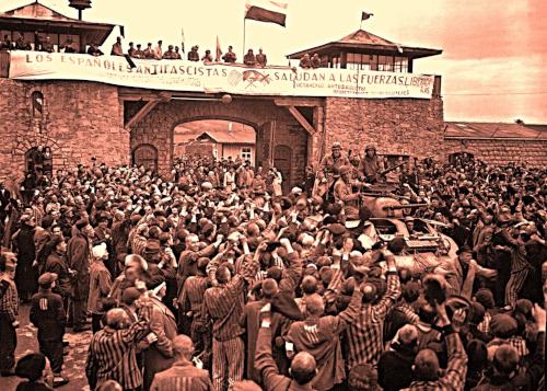 Befreiung des KZ Mauthausen in Österreich, 6. Mai 1945. (Foto: Gemeinfrei. Bildbearbeitung: Avanti².)