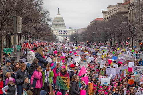 Frauenmarsch gegen Trump in Washington, 21. Januar 2017. (Foto: Gemeinfrei. CC BY-SA 2.0.) Frauenmarsch gegen Trump in Washington, 21. Januar 2017. (Foto: Gemeinfrei. CC BY-SA 2.0.)