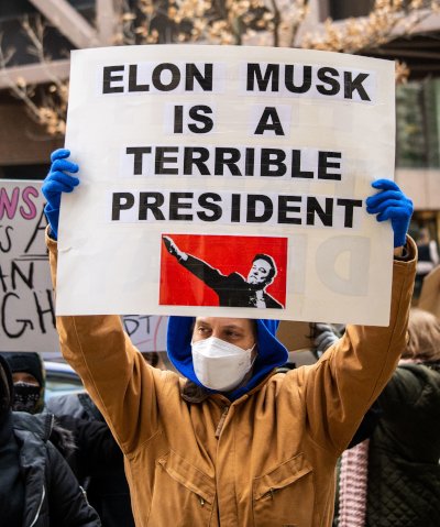 Protest gegen Musk in Columbus/Ohio, 5. Februar 2025. (Foto: Gemeinfrei. CC BY 2.0.) Protest gegen Musk in Columbus/Ohio, 5. Februar 2025. (Foto: Gemeinfrei. CC BY 2.0.)