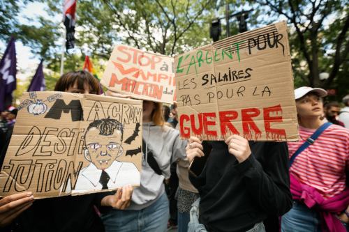 „Geld für Löhne, nicht für Krieg“ – Paris, 10. September 2025. (Foto: Photothèque Rouge / Martin Noda / Hans Lucas.)
