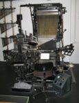Setzmaschine Linotype, Baujahr 1965. (Foto: Clemens Pfeiffer [gemeinfrei].)