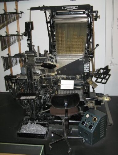 Setzmaschine Linotype, Baujahr 1965. (Foto: Clemens Pfeiffer [gemeinfrei].)