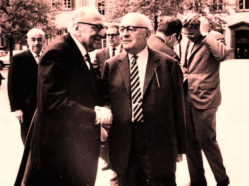 Horkheimer, Adorno und Habermas (hinten rechts) in Heidelberg, 1964. (Foto: Jjshapiro, gemeinfrei -CC BY-SA 3.0.)