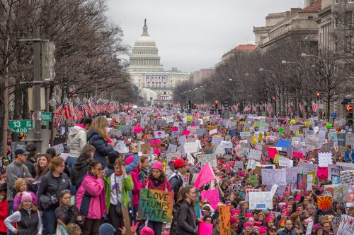 Frauenmarsch gegen Trump in Washington, 21. Januar 2017. (Foto: Gemeinfrei. CC BY-SA 2.0.) Frauenmarsch gegen Trump in Washington, 21. Januar 2017. (Foto: Gemeinfrei. CC BY-SA 2.0.)