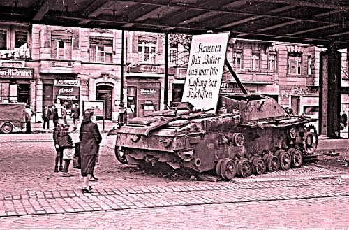 Auf Berliner Straßen, 1945/1946. Foto: Abraham Pisarek (1901-1983), Deutsche Fotothek, gemeinfrei (CC BY-SA 3.0 DE).. (Bildbearbeitung: Avanti².)