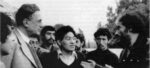 E. M. im Gespräch mit Hugo Blanco u. a. vermutlich Mitte der 1970er Jahre. (Foto: www.ernestmandel.org.)